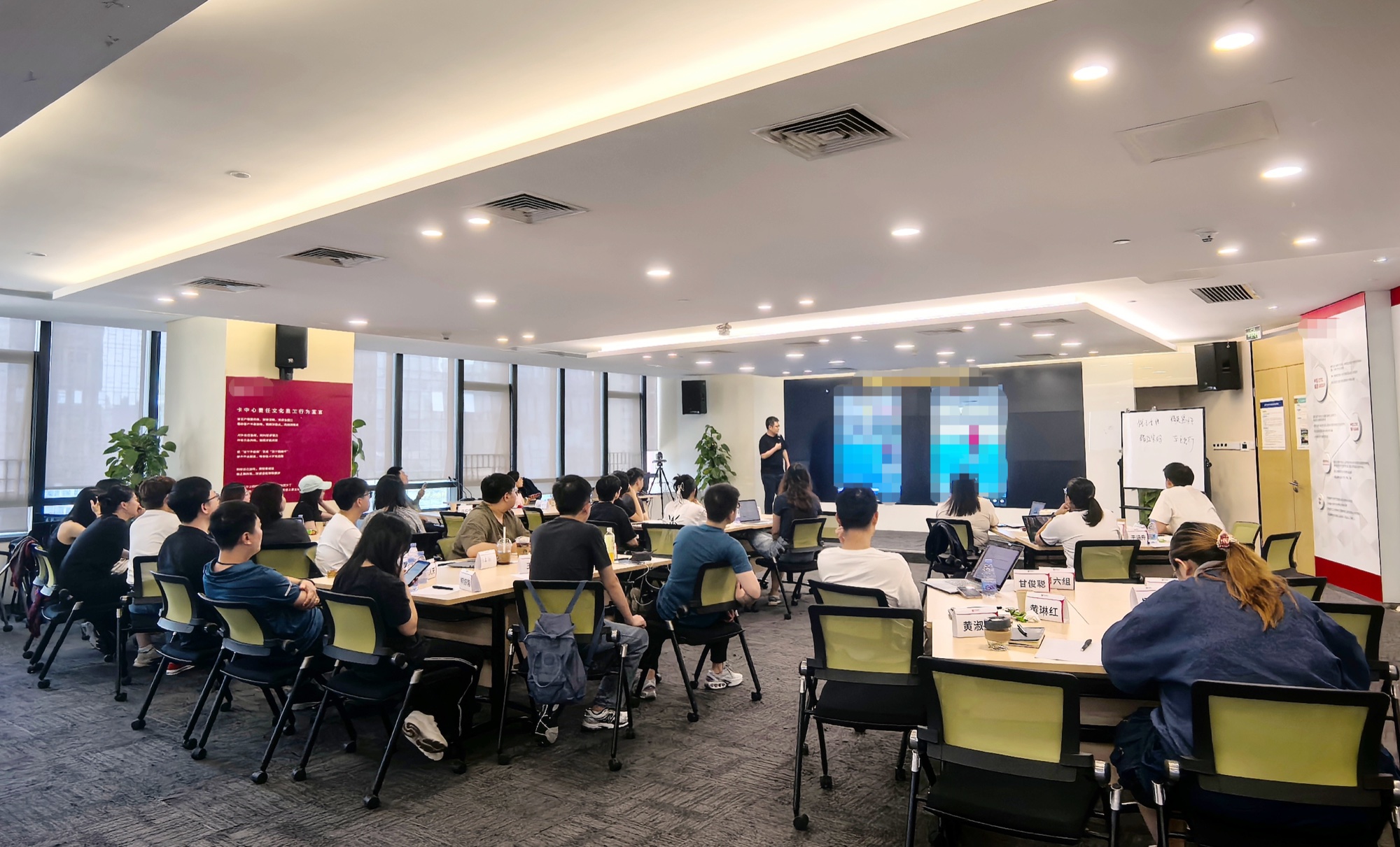 韩叙在线下课堂讲解业务,学员分组围桌学习